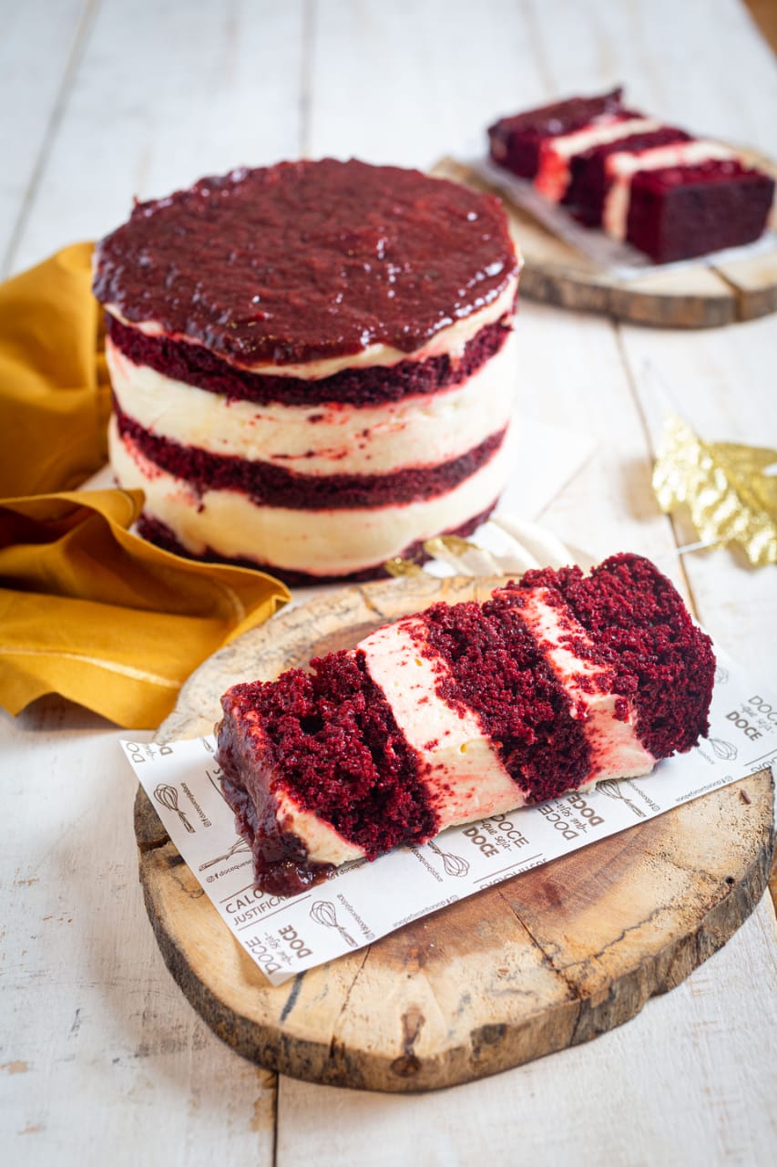 Bolo em fatias (slice cake) red velvet de frutas vermelhas