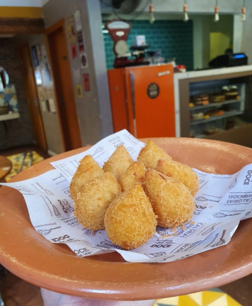 Porção de mini coxinhas – Doce que seja doce